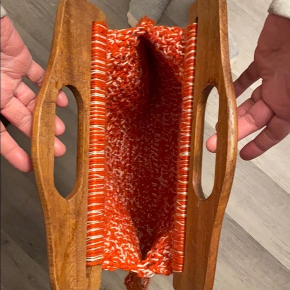 VINTAGE CROCHET HAND BANG WITH WOODEN HANDLES - Picture 3 of 3